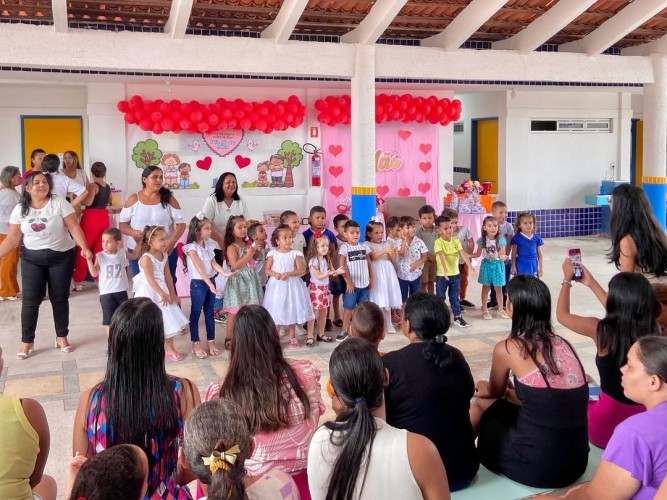A creche Joselia Lucas de Pontes realiza comemoração em homenagem ao Dia das Mães